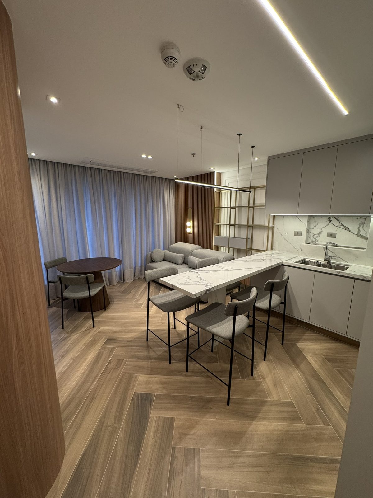 W Residences São Paulo · Vila Olímpia · 50m² · sala integrada com cozinha em mármore e piso espinha de peixe